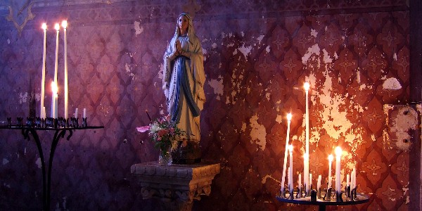 Maryja stoi u początku Bożych znaków