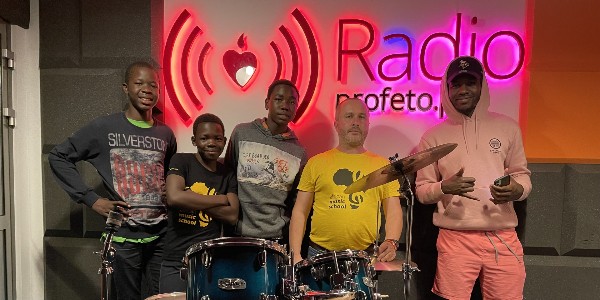 „Zamiast broni instrumenty” – koncert African Music School w Radiu Profeto 